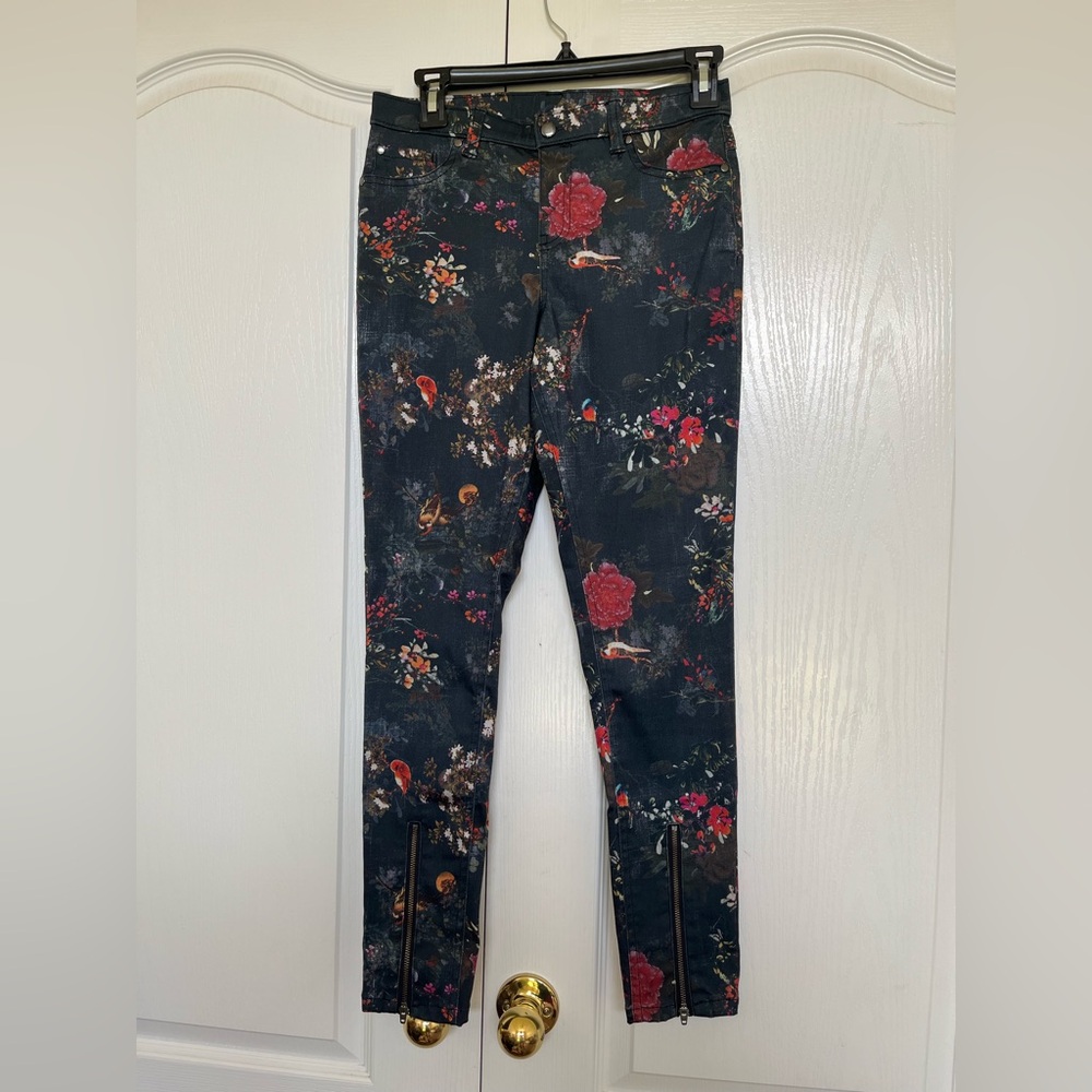 Floral Women's jeans Size Small
Excellent condition - Picture 3 of 9